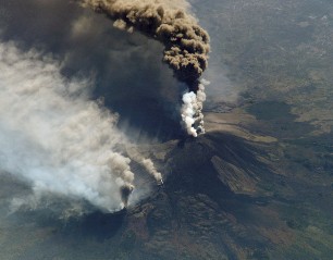 l'éruption de 2002 vue de l'espace