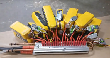 Les batteries nécessaires pour alimenter les barres de métalliques © Hacksmith Industries